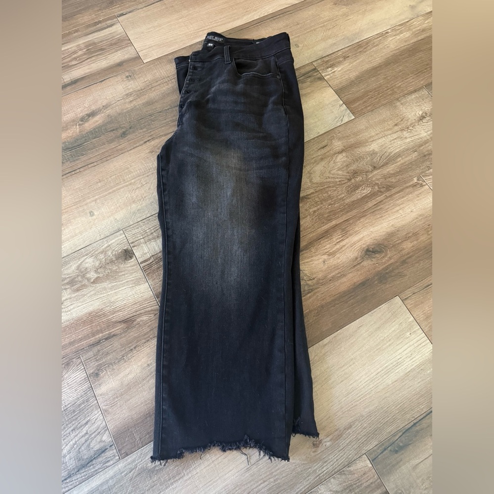 Judy Blue Black Button Fly Wide Leg Cropped Jeans